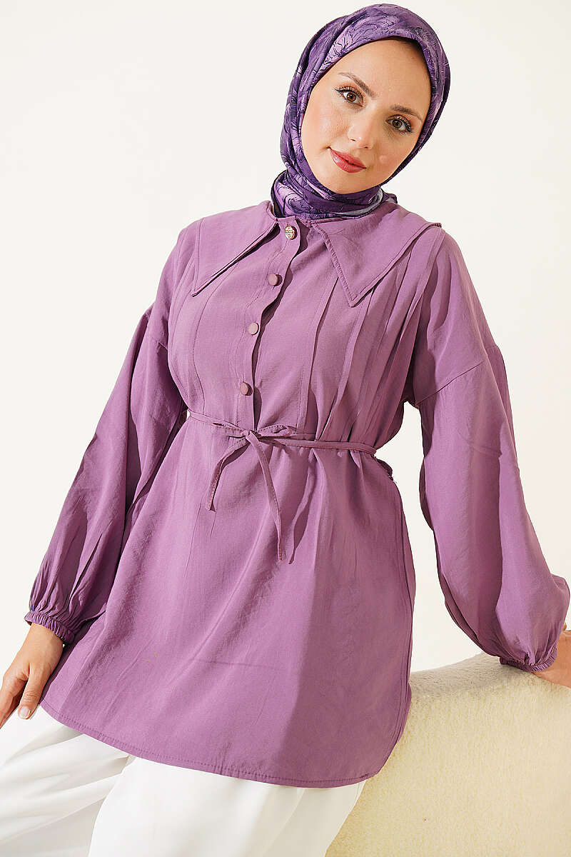 https://cdn.pazarium.com.tr/yarim-dugmeli-ip-bagcikli-tunik-lila-811667-20-B.jpg