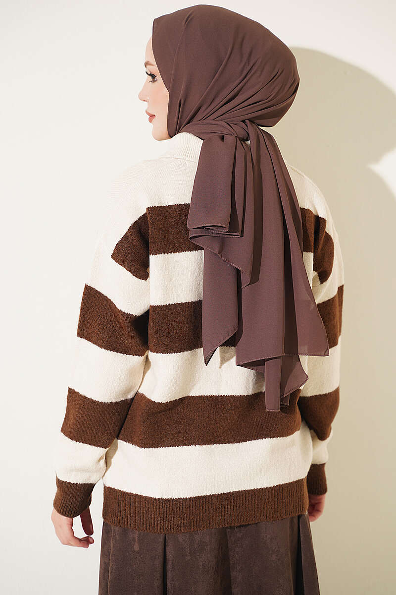 https://cdn.pazarium.com.tr/yatay-cizgili-dugme-detayli-triko-kazak-bej-835274-20-B.jpg