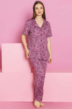 https://cdn.pazarium.com.tr/yazi-baskili-kisa-kol-dugmeli-pijama-takimi-menekse-612638-14-B.jpg