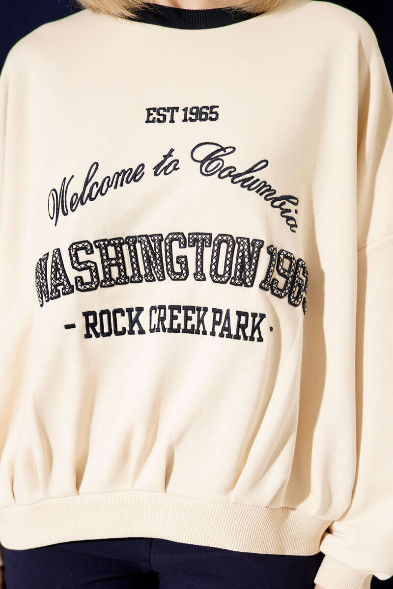 https://cdn.pazarium.com.tr/yazi-nakisli-oversize-sweatshirt-bej-737097-17-B.jpg