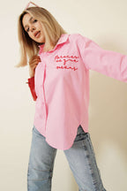 https://cdn.pazarium.com.tr/yazi-nakisli-tek-cepli-gomlek-pembe-742705-18-B.jpg