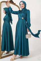 https://cdn.pazarium.com.tr/yildiz-gold-toka-detayli-saten-abiye-elbise-petrol-765476-18-B.jpg