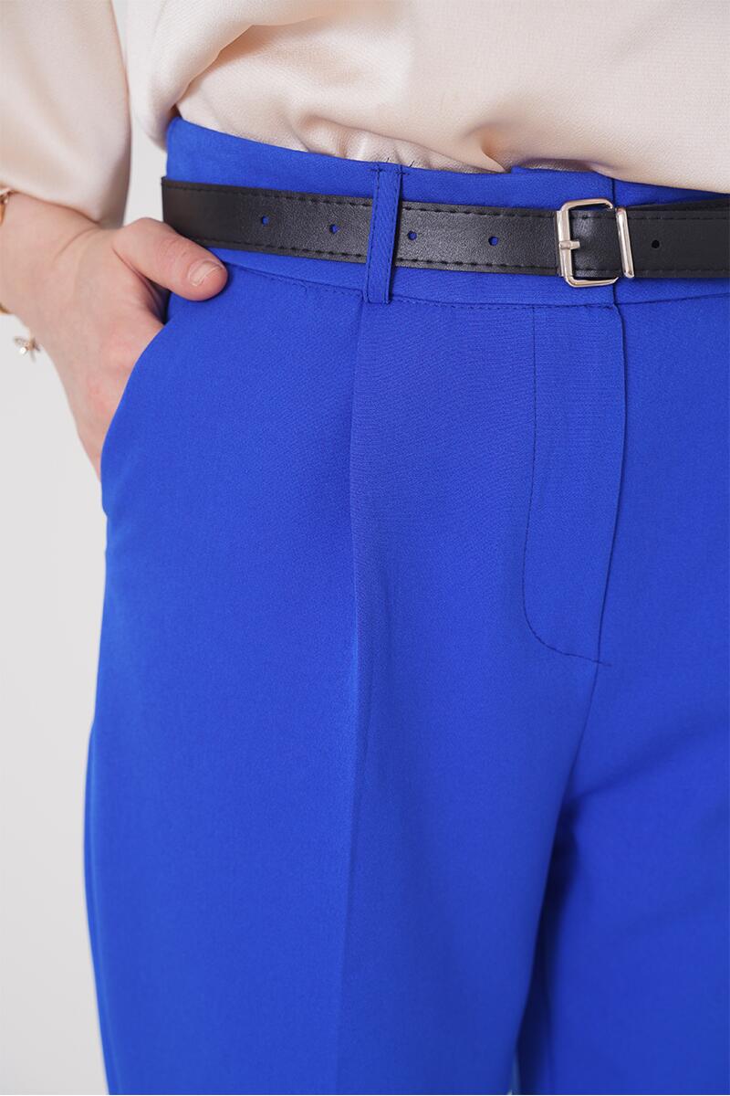 https://cdn.pazarium.com.tr/yirtmacli-kemerli-saks-pantolon-304998-68-B.jpg