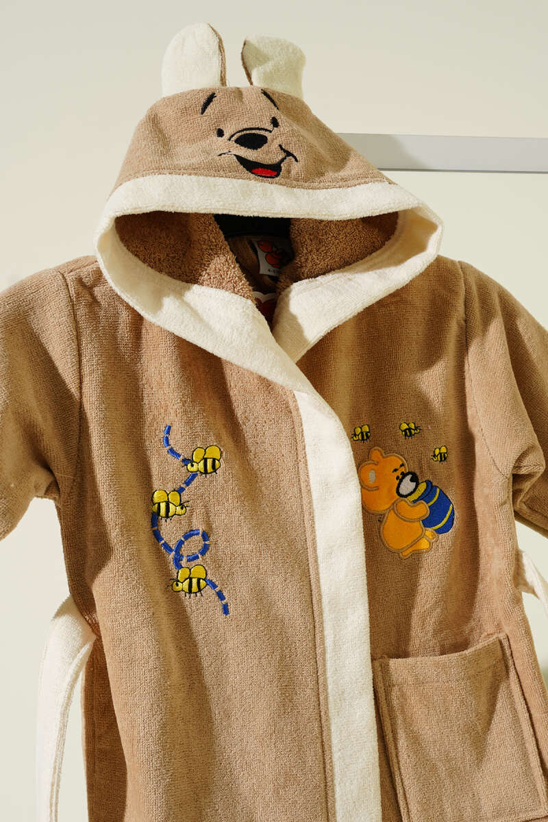 https://cdn.pazarium.com.tr/yumusak-dokulu-ayicik-pooh-kapusonlu-cocuk-bornozu-latte-735901-17-B.jpg
