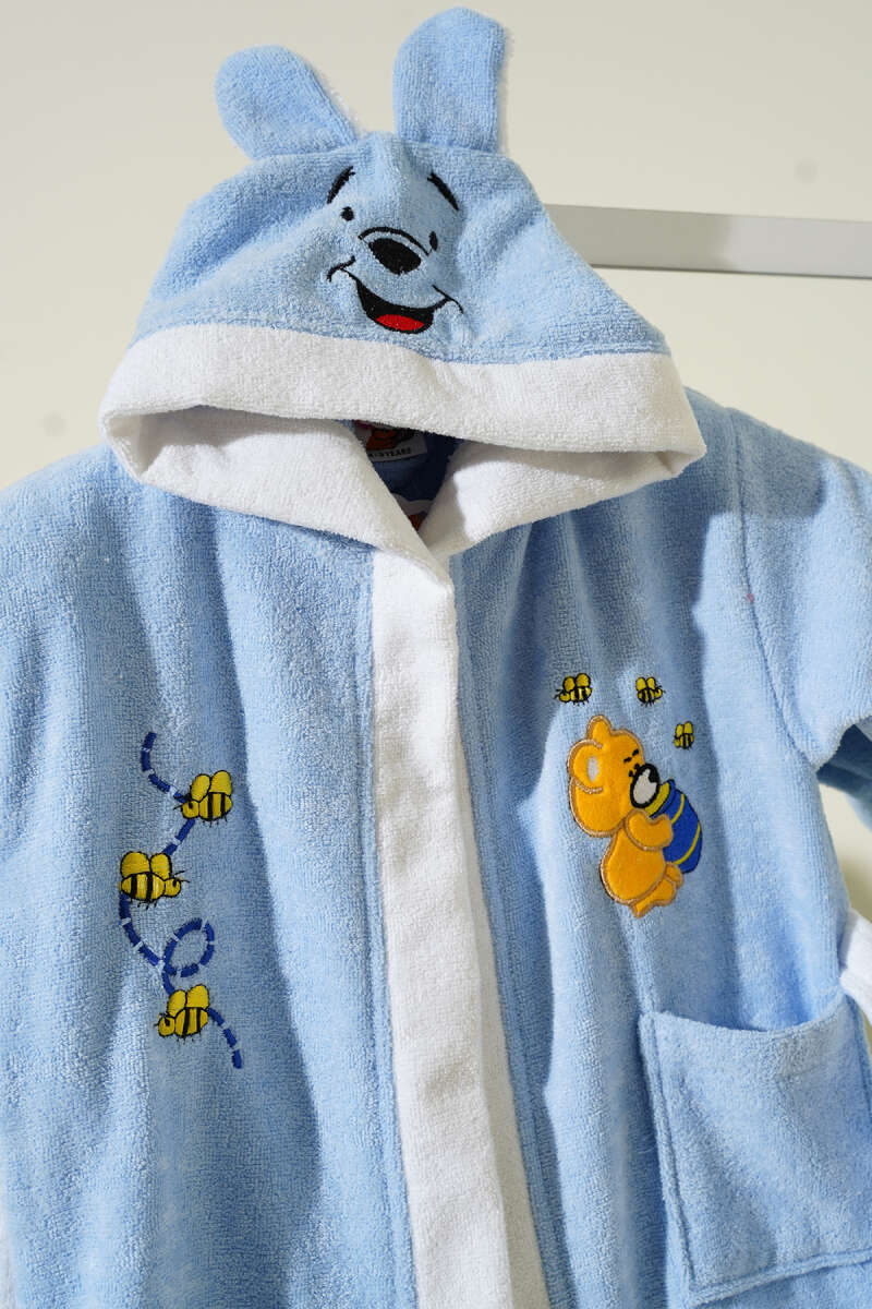 https://cdn.pazarium.com.tr/yumusak-dokulu-ayicik-pooh-kapusonlu-cocuk-bornozu-mavi-735903-17-B.jpg