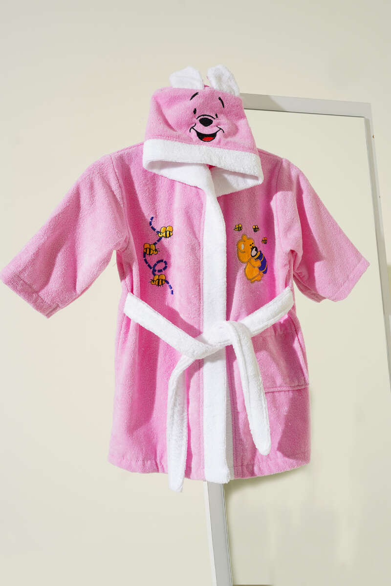 https://cdn.pazarium.com.tr/yumusak-dokulu-ayicik-pooh-kapusonlu-cocuk-bornozu-pembe-735904-17-B.jpg