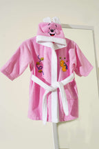 https://cdn.pazarium.com.tr/yumusak-dokulu-ayicik-pooh-kapusonlu-cocuk-bornozu-pembe-735904-17-B.jpg