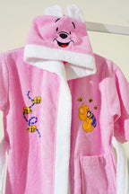 https://cdn.pazarium.com.tr/yumusak-dokulu-ayicik-pooh-kapusonlu-cocuk-bornozu-pembe-735905-17-B.jpg
