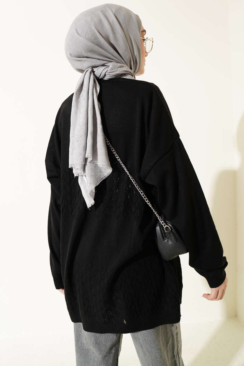 https://cdn.pazarium.com.tr/zigzag-desenli-triko-basic-hirka-siyah-753030-18-B.jpg
