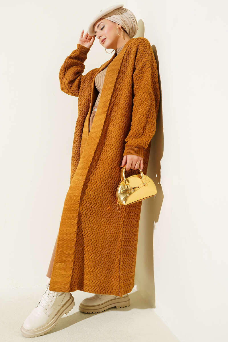 https://cdn.pazarium.com.tr/zigzag-kabartmali-triko-uzun-hirka-camel-705789-17-B.jpg