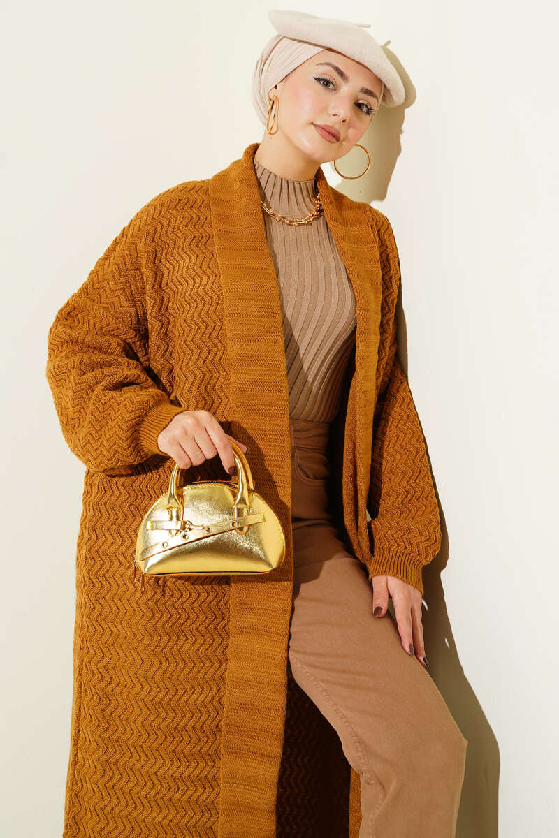 https://cdn.pazarium.com.tr/zigzag-kabartmali-triko-uzun-hirka-camel-705792-17-B.jpg