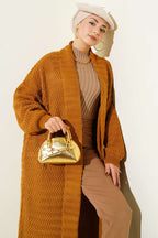 https://cdn.pazarium.com.tr/zigzag-kabartmali-triko-uzun-hirka-camel-705792-17-B.jpg