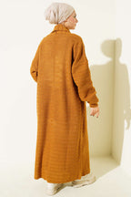https://cdn.pazarium.com.tr/zigzag-kabartmali-triko-uzun-hirka-camel-705795-17-B.jpg