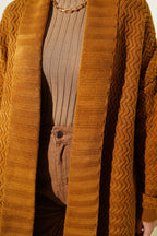 https://cdn.pazarium.com.tr/zigzag-kabartmali-triko-uzun-hirka-camel-705796-17-B.jpg