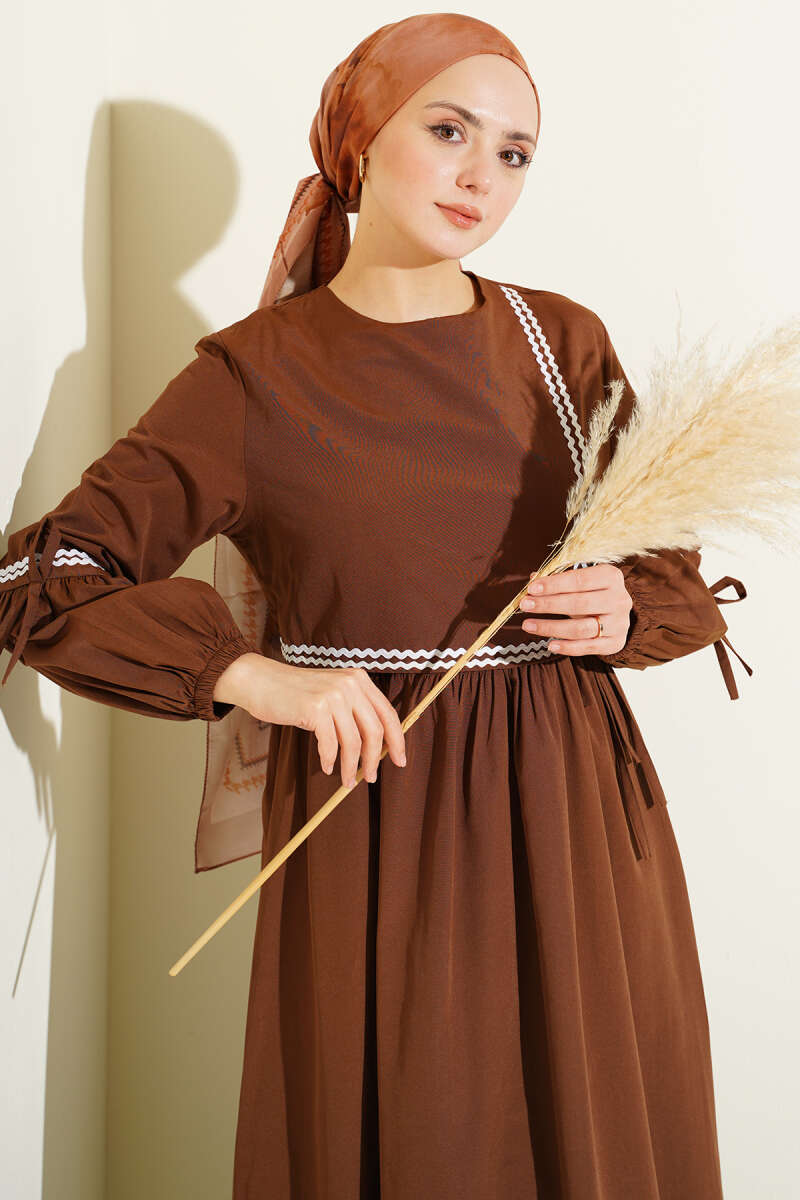 Zigzag Nakışlı Yan İpli Poplin Elbise