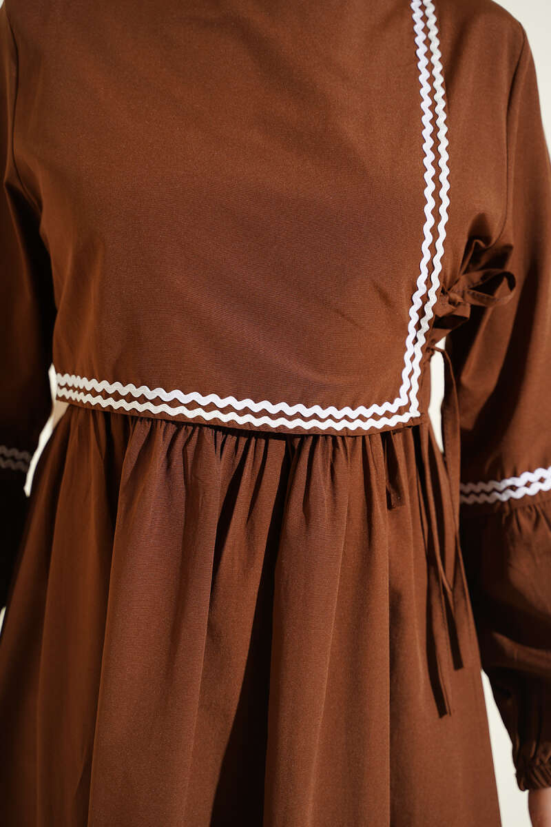 Zigzag Nakışlı Yan İpli Poplin Elbise