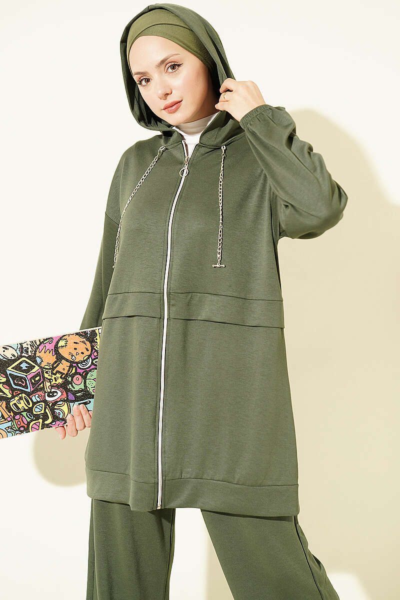 https://cdn.pazarium.com.tr/zincir-detayli-fermuarli-ikili-takim-haki-824320-20-B.jpg